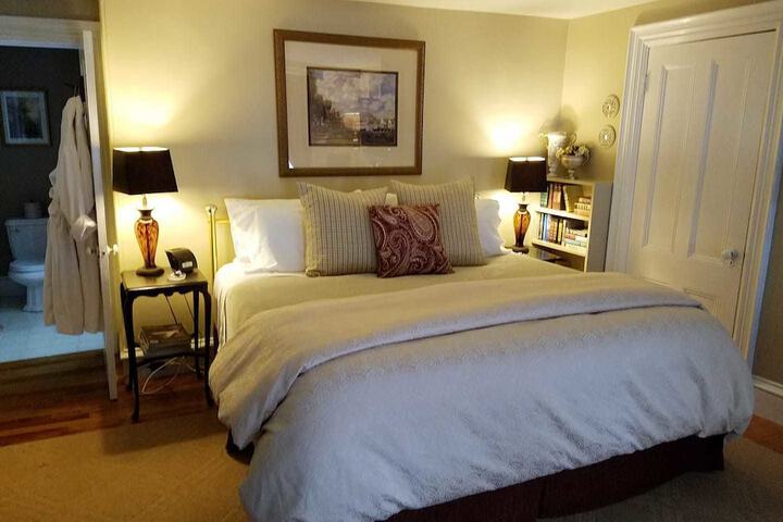 PineCrest Inn