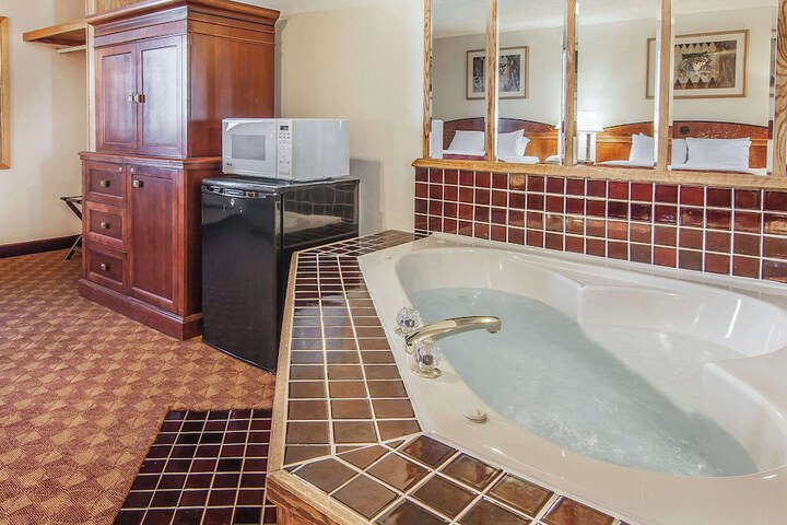 Econo Lodge Inn & Suites Madras