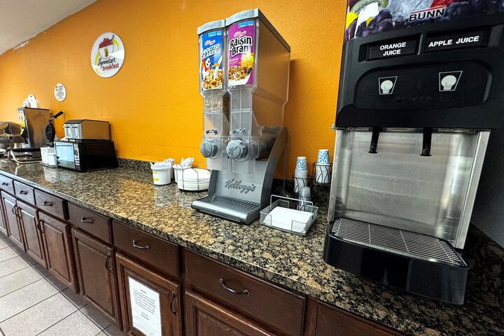 Super 8 by Wyndham Alexander City