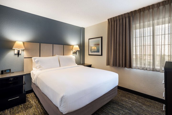 Sonesta Simply Suites Chicago Waukegan