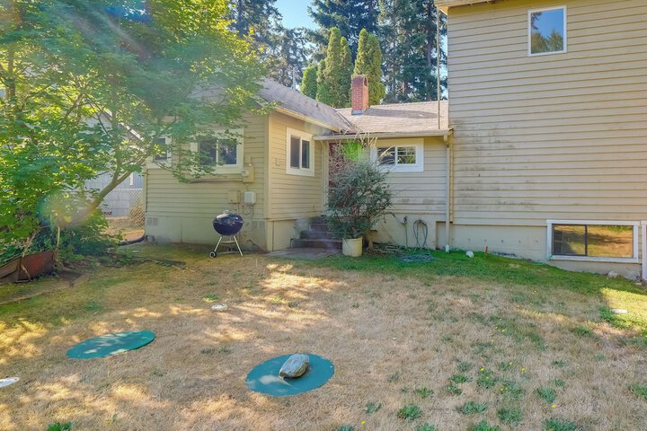 Charming Indianola Home: Walk to Town!