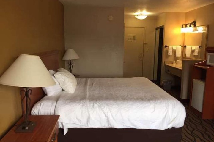 Room 8 of 10