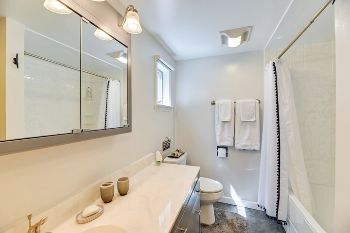 Finger Lakes Vacation Rental w / Hot Tub & Pool