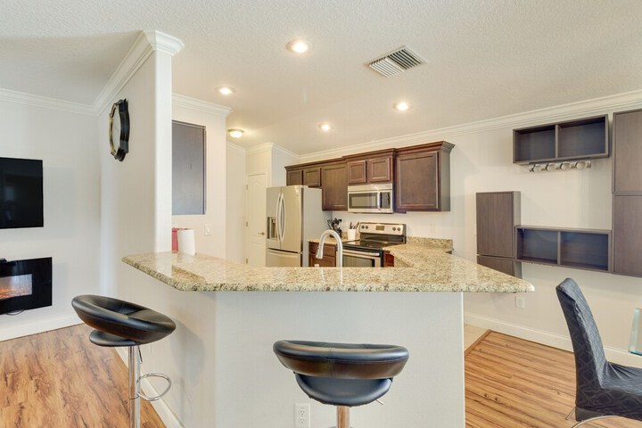 Charming Leesburg Getaway w / Screened Porch!