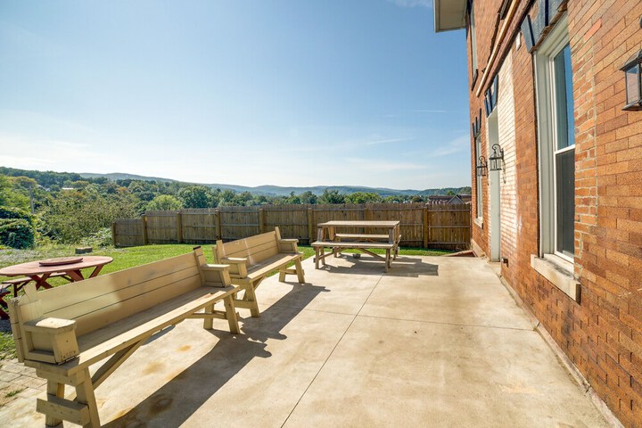 Inviting Connellsville Getaway w / Deck!