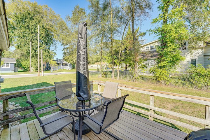 Wayland Retreat w / Deck: Walk to Downtown!