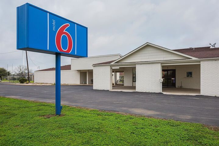 Motel 6 Madisonville TX