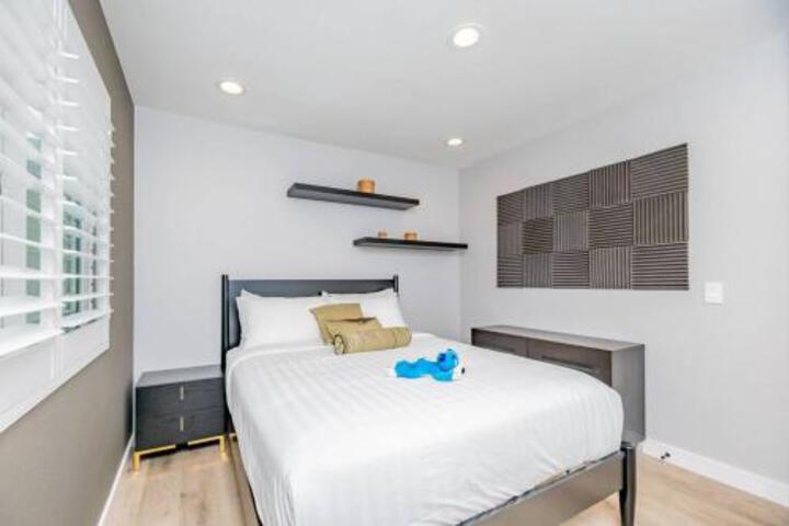Luxurious 5B4B Home with Pool and View