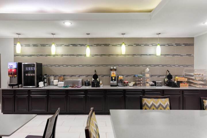 La Quinta Inn & Suites by Wyndham Kyle - Austin South