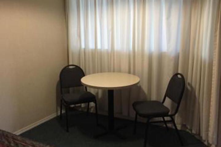 Leroys Motor Inn