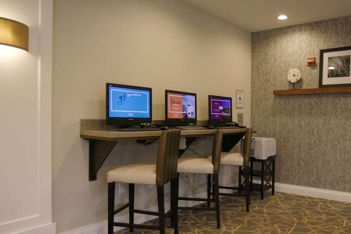 Business Center 32 of 33