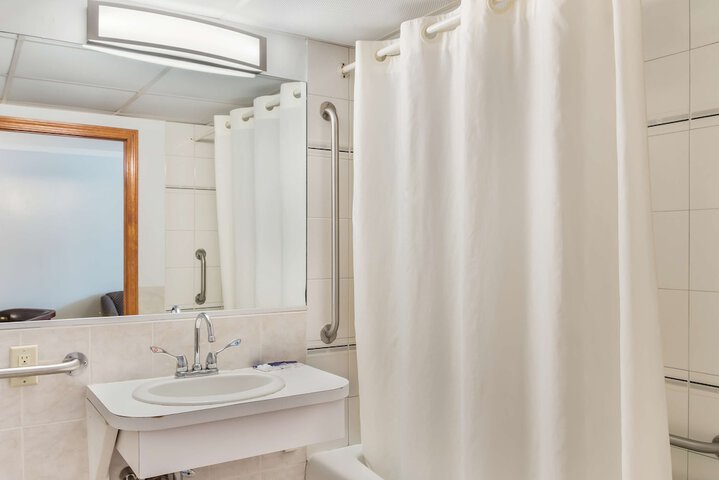 Americas Best Value Inn & Suites Hyannis Cape Cod