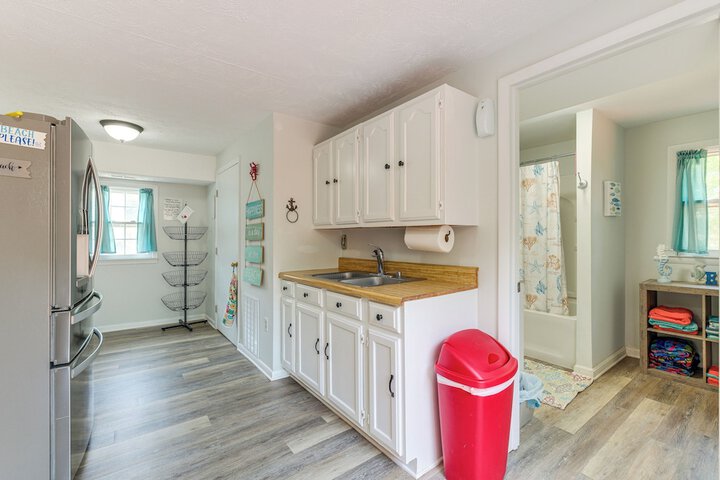 Adorable Cottage: Fire Pit Walk to Colonial Beach