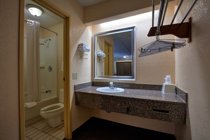 Room 10 of 25
