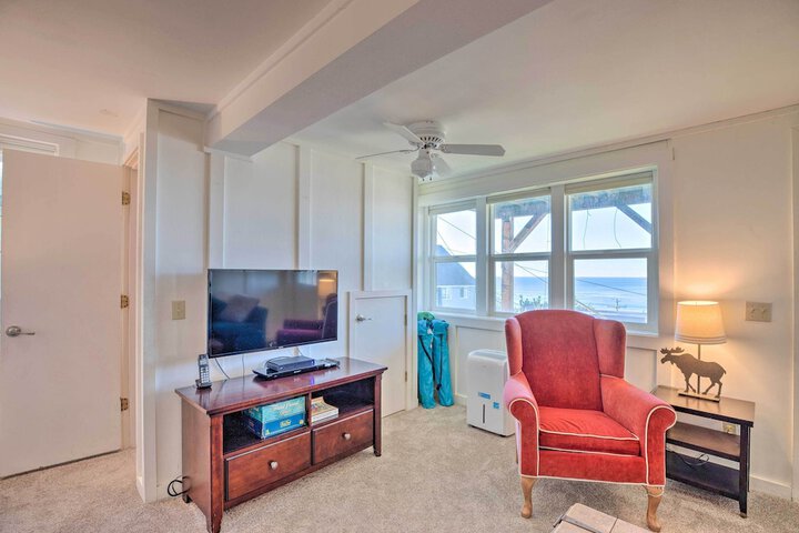 Exquisite Oceanside House w / Pacific Views & Deck!