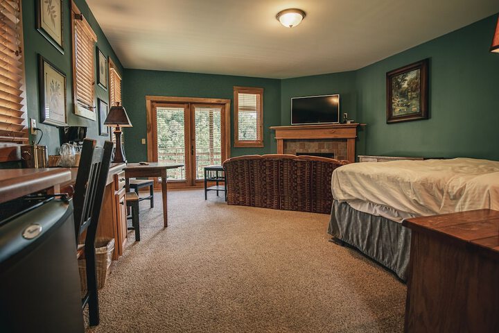 Room 27 of 136