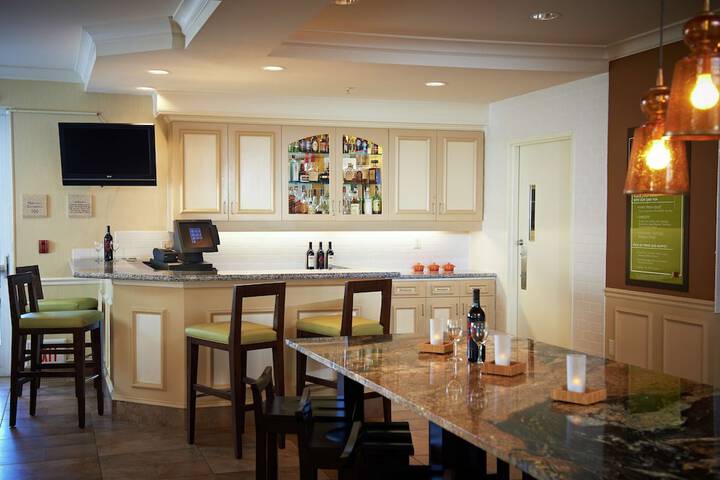 Lounge 36 of 39