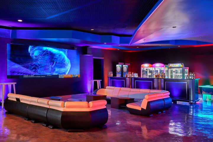 Lounge 144 of 195