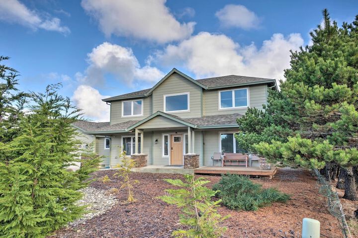 Spacious Bandon Getaway - 2 Blocks to Ocean!