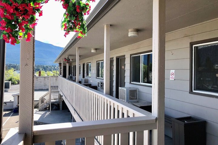 The Canterbury Inn of Downtown Invermere