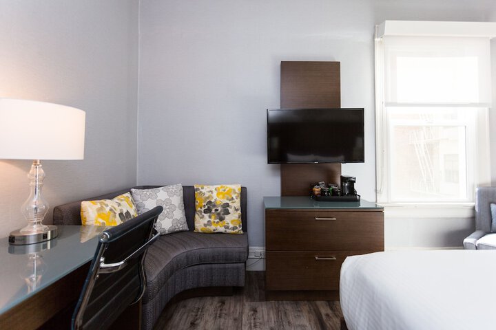 Room 27 of 38