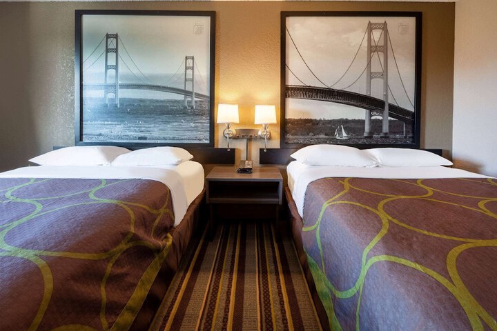 Super 8 by Wyndham Roseville / Detroit Area