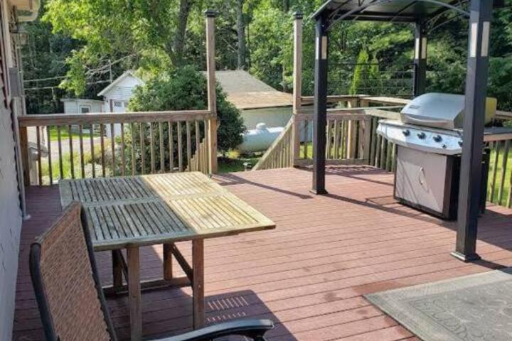 Southwoods Mountain Estate -private mansion pool, hottub+ 15 acres