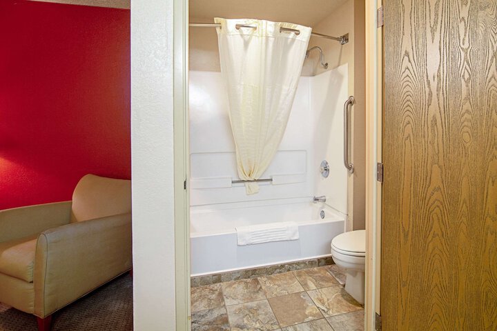 Room 21 of 32