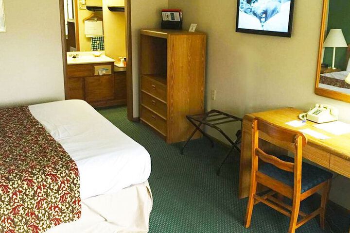 Room 16 of 28