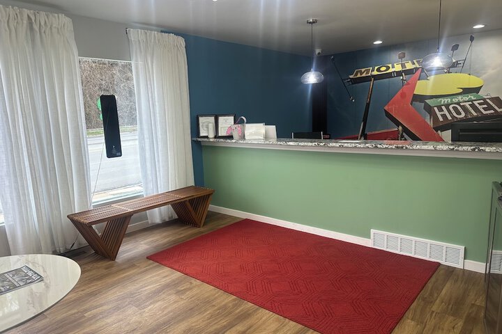 Lighthouse Inn & Suites