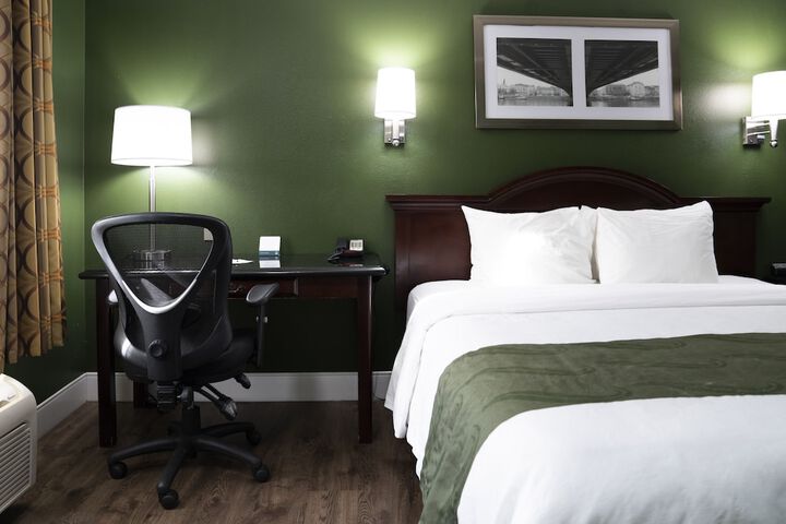 Room 18 of 32