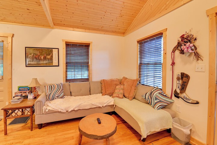 Cozy Beattyville Cabin w / Fire Pit