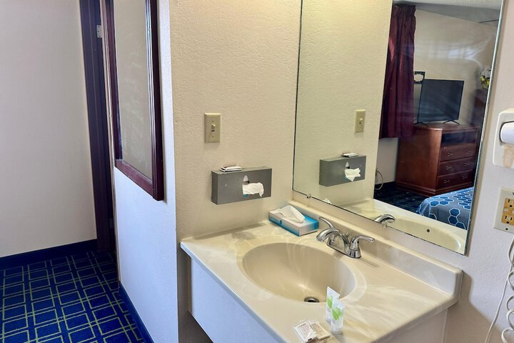 Room 8 of 12