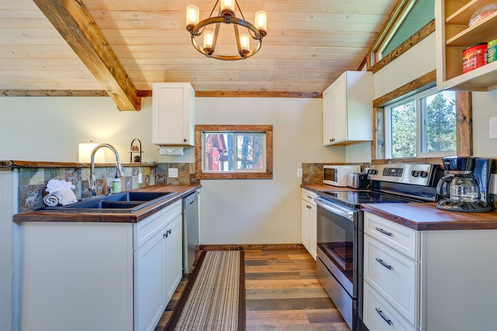 Donnelly Cabin w / Fire Pit: 5 Mi to Boat & Ski!