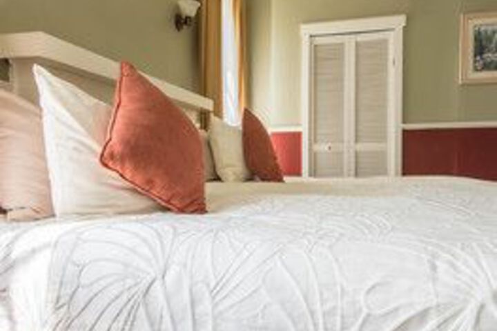 Oak Bay Guest House Bed & Breakfast