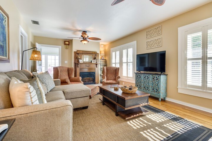 Lakefront Tavares Home w / Deck Patio & Dock!