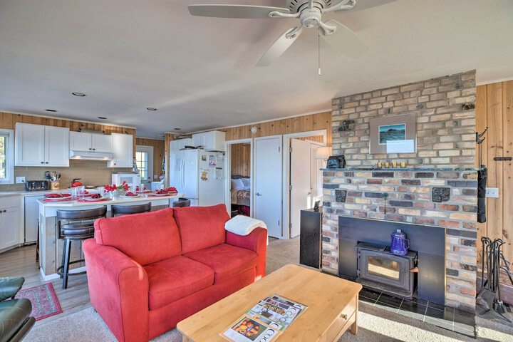Exquisite Oceanside House w / Pacific Views & Deck!