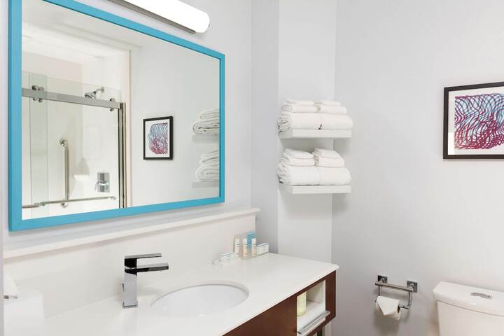 Hampton Inn by Hilton Concord / Bow