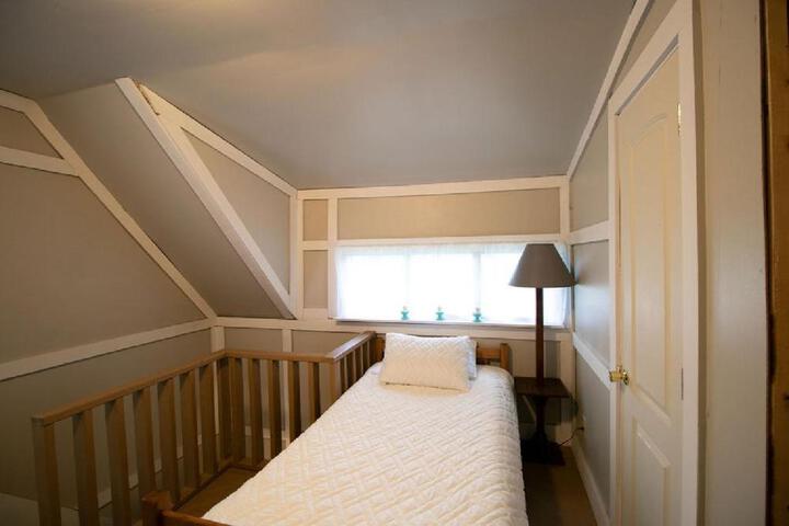 Downtown 2 Bedroom Cottage Sleeps 6, Walking Distance to Honeywell, Downtown Restaurants, Shopping