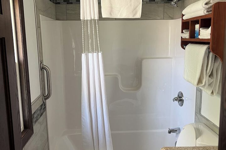 Room 121 of 443