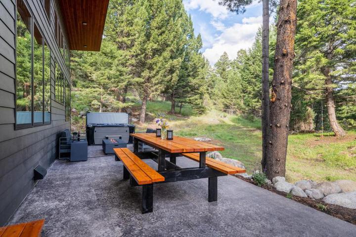 Granite Moose Hideaway Cabin