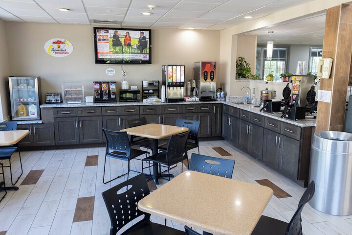 Super 8 by Wyndham Smithfield / Selma