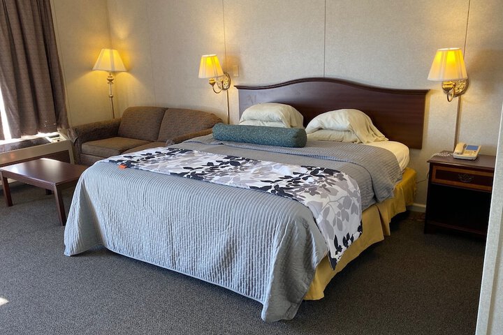 Room 8 of 12