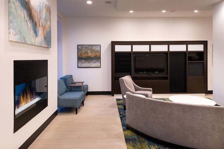 Holiday Inn & Suites Farmington Hills - Detroit NW by IHG