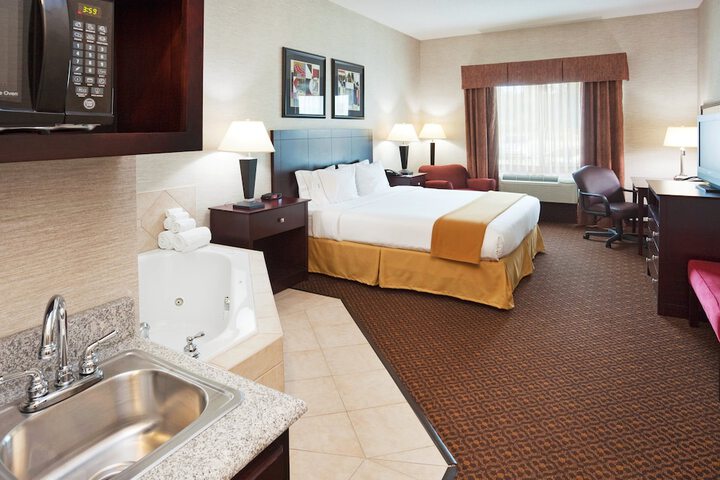 Holiday Inn Express & Suites Carrollton by IHG