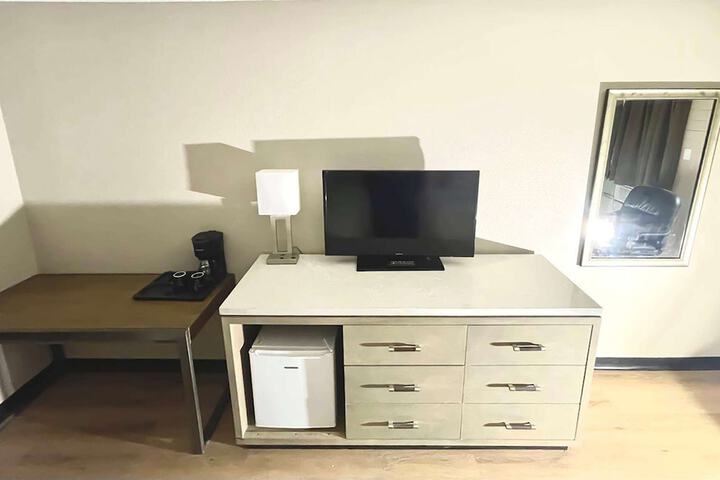 Room 10 of 14