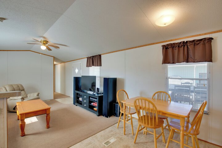 Game Room Fireplaces, On-site Lake! Kaufman Home