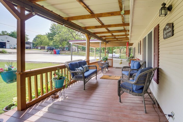 Cozy Lake Eufaula Hideaway w / Fire Pit & Hot Tub!