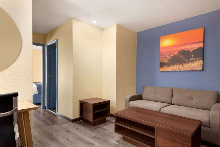 Days Inn & Suites by Wyndham Merrillville