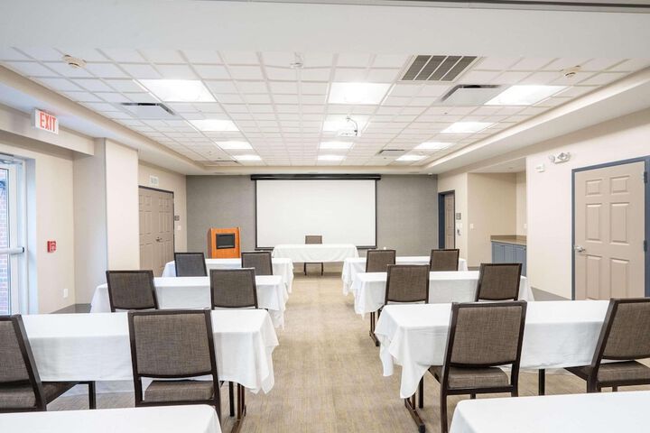 Country Inn & Suites by Radisson State College (Penn State Area), PA